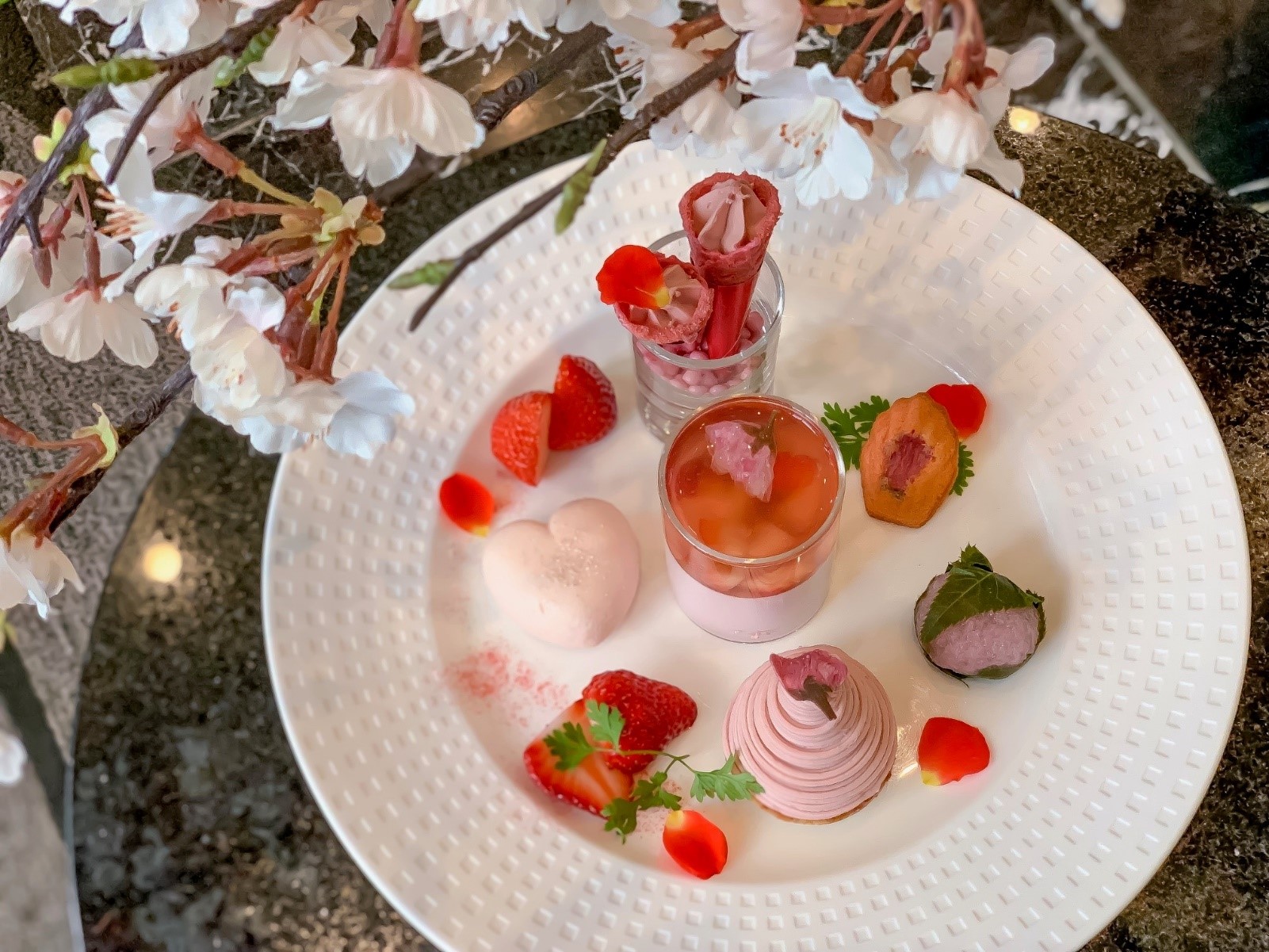 ホテル日航大阪の桜と苺のアフターヌーンティーセット