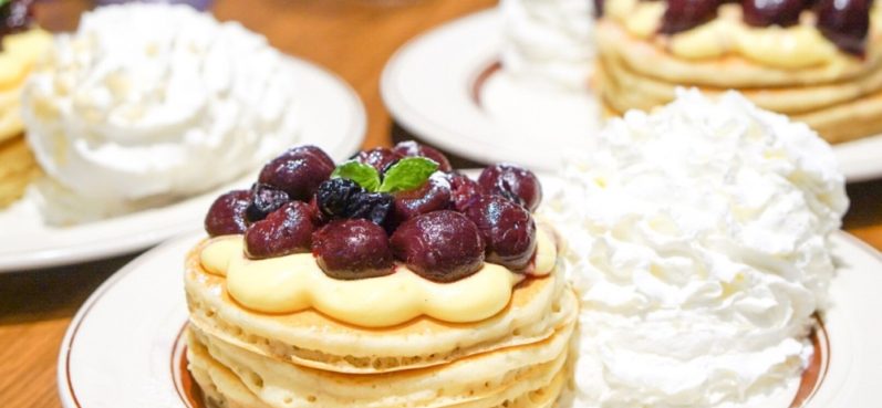 Eggs’n Things,エッグスンシングス,アメリカンチェリー,パンケーキ,アメリカンチェリーカスタードパンケーキ,ロコモコ,ハンバーグ