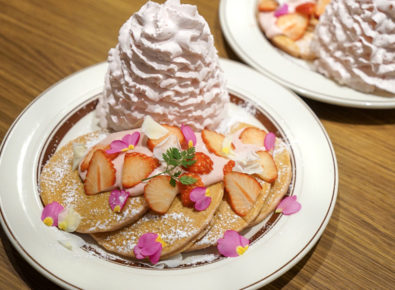Eggs’n Thingsのいちごと桜ホイップのパンケーキ