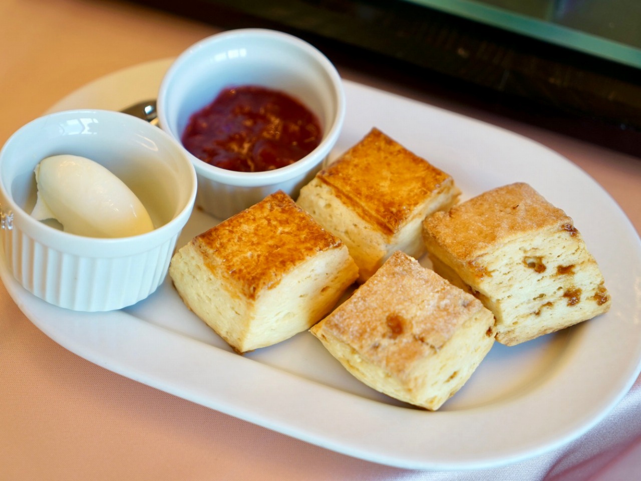 コンラッド東京のストロベリー・リュクス アフタヌーンティー