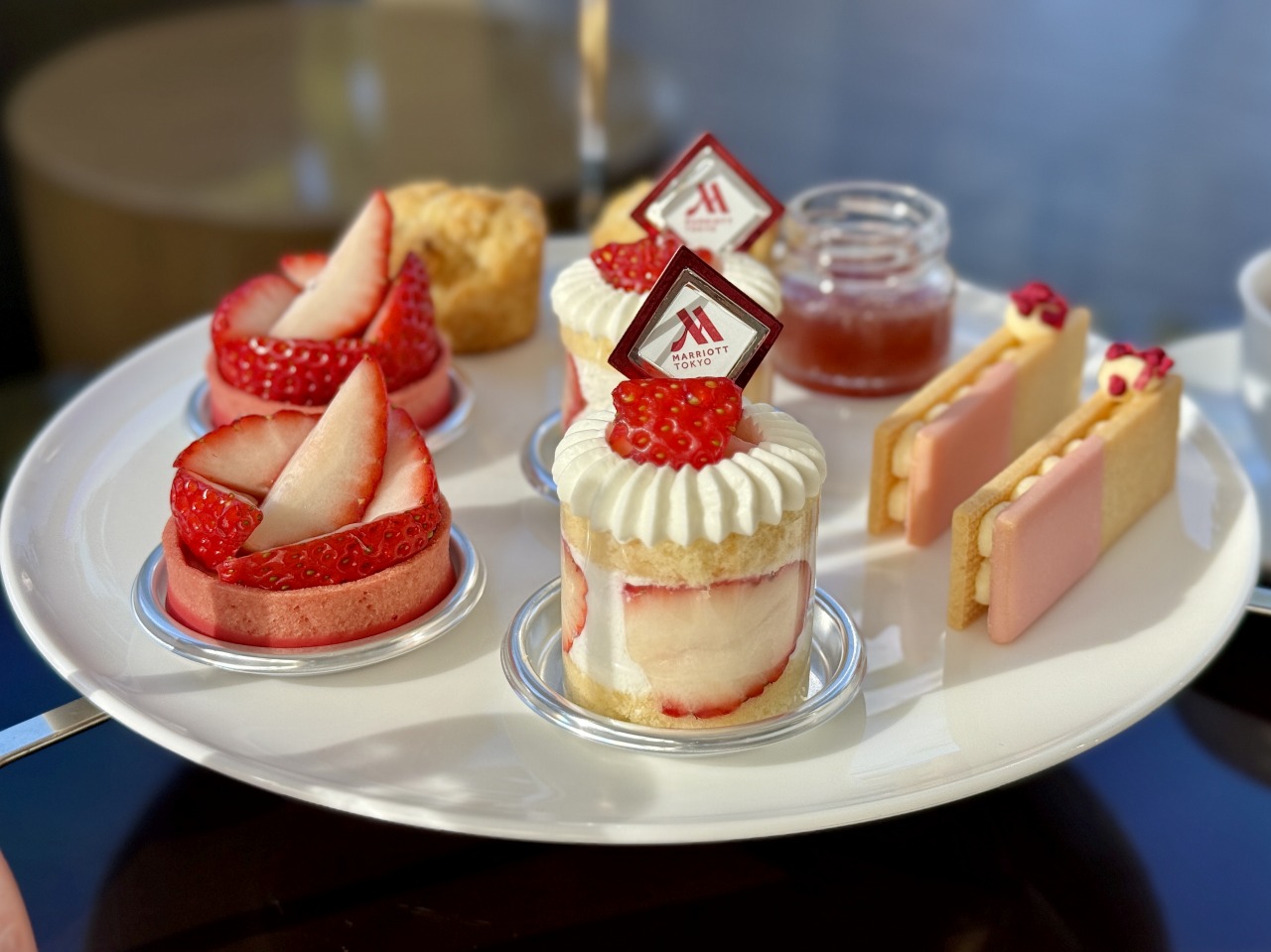 東京マリオットホテルのStrawberry × White Chocolate Afternoon Tea