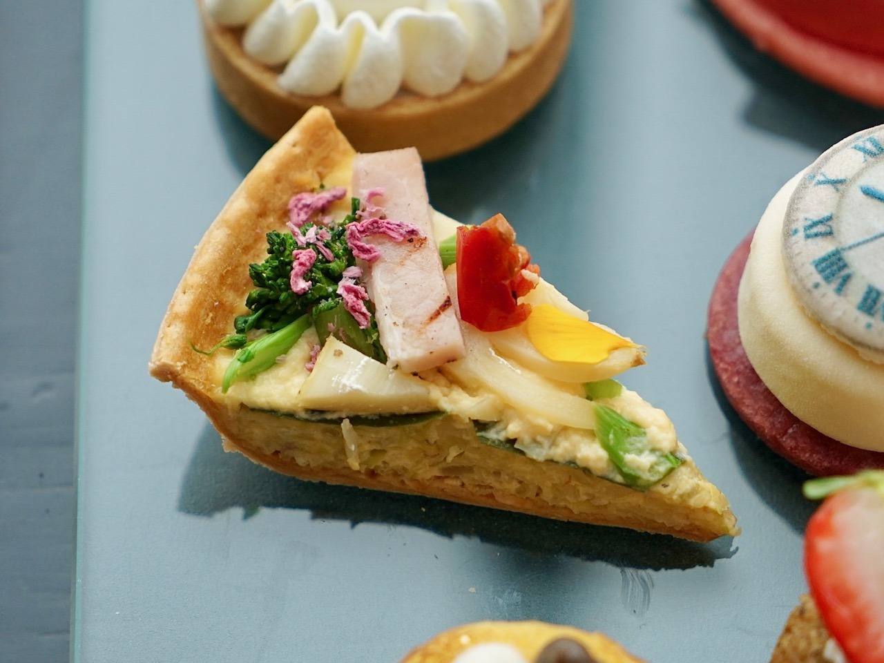 コンラッド東京の桜ストロベリーアフタヌーンティー with ロンジン