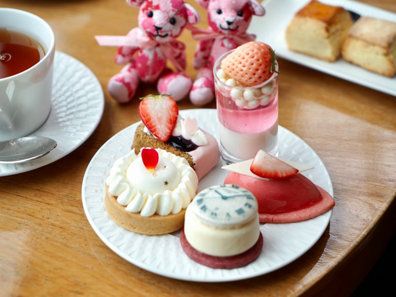コンラッド東京の桜ストロベリーアフタヌーンティー with ロンジン